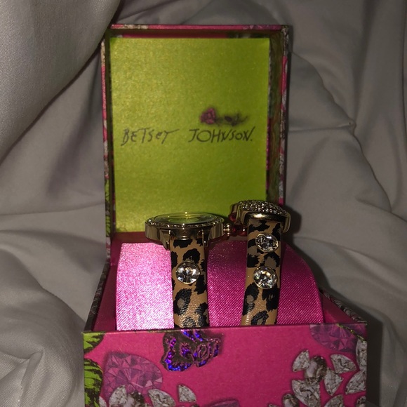 New Betsey Johnson Leopard Print Watch - Picture 4 of 4